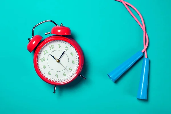 Reloj Despertador Rojo Cuerda Salto Fondo Color Concepto Fitness Salud — Foto de Stock