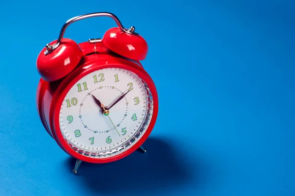 Jam Alarm Merah Pada Latar Belakang Warna — Stok Foto