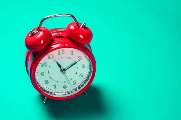 Jam Alarm Merah Pada Latar Belakang Warna — Stok Foto