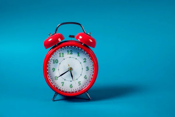 Red Alarm Clock Color Background — Stock Photo, Image