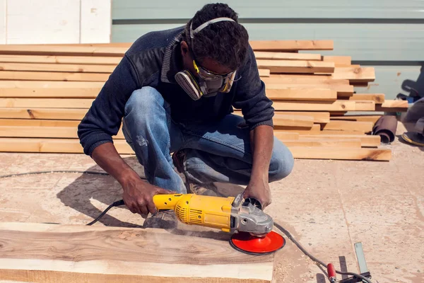 木製の板を屋外研磨マスクの便利屋 — ストック写真
