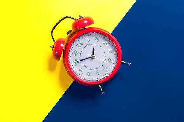 Kırmızı Alarm Saati Renk Arkaplanda Zaman Kavramı — Stok fotoğraf