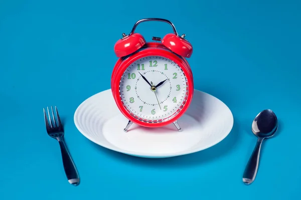 Ceas Deșteptător Roșu Placă Albă Fundal Color Conceptul Sănătate Alimentație — Fotografie, imagine de stoc