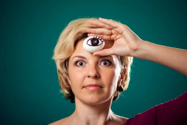 Portrait Woman Short Blond Hairholding Egg Drawing Eye Third Eye — Stock Photo, Image