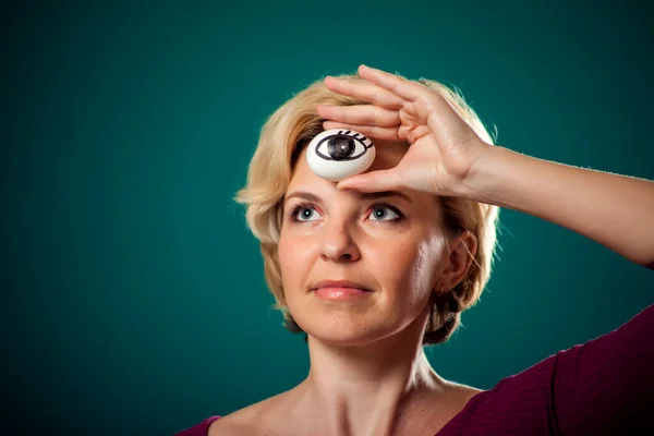 Portrait Woman Short Blond Hairholding Egg Drawing Eye Third Eye — Stock Photo, Image