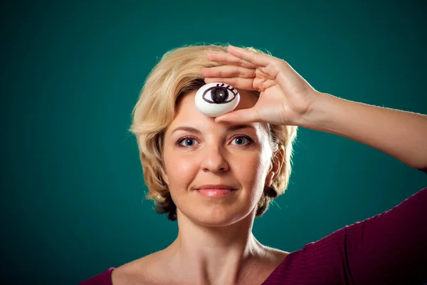 Portrait Woman Short Blond Hairholding Egg Drawing Eye Third Eye — Stock Photo, Image