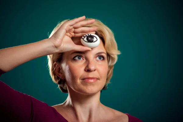 Portrait Woman Short Blond Hairholding Egg Drawing Eye Third Eye — Stock Photo, Image