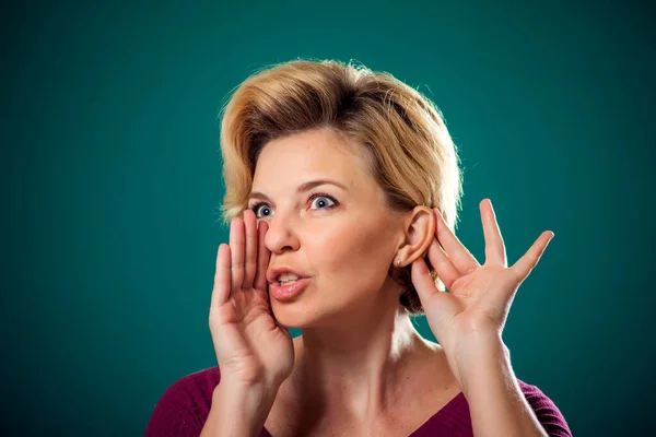 Woman Short Blond Hair Listening Telling Gossip People Lifestyle Emotions — Stock Photo, Image
