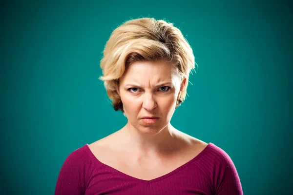 Yeşil Arka Planda Kısa Sarı Saçlı Kızgın Bir Kadın Nsanlar — Stok fotoğraf