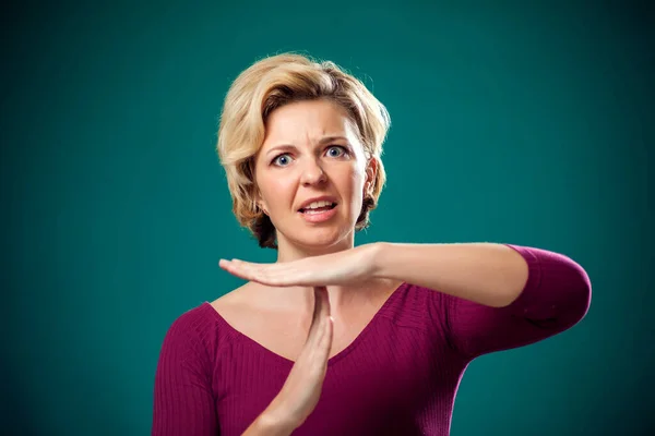 Mujer Enojada Con Pelo Corto Rubio Mostrando Gesto Stop Concepto — Foto de Stock