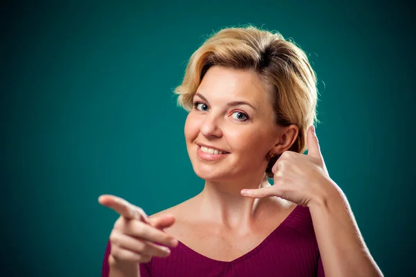 Mujer Con Pelo Corto Rubio Mostrando Gesto Llamada Telefónica Concepto — Foto de Stock