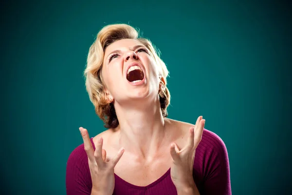 Angry Woman Short Blond Hair Front Green Background People Emotions — Stock Photo, Image