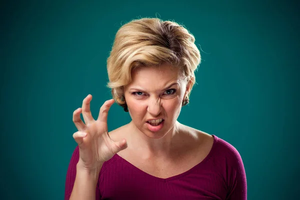 Yeşil Arka Planda Kısa Sarı Saçlı Kızgın Bir Kadın Nsanlar — Stok fotoğraf