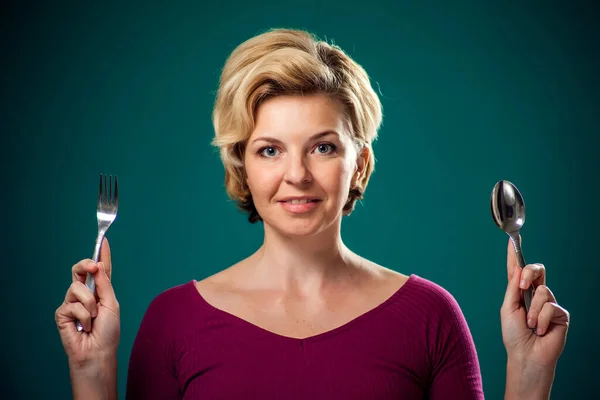 Retrato Una Mujer Hambrienta Con Pelo Rubio Corto Sosteniendo Cuchara — Foto de Stock