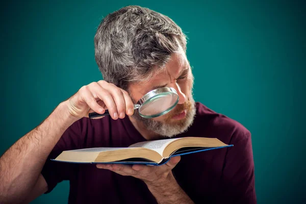 Retrato Homem Barbudo Camiseta Vermelha Segurando Livro Aberto Lupa Pessoas — Fotografia de Stock