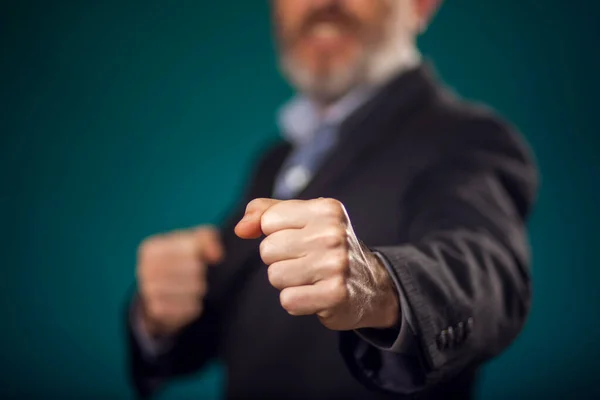 カメラで拳を見せるスーツ姿の男 閉めろ ビジネスと感情の概念 — ストック写真