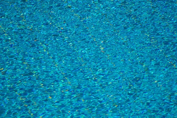 Een Achtergrondzicht Het Blauwe Wateroppervlak Het Zwembad Buiten — Stockfoto
