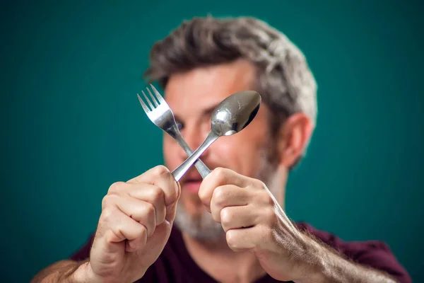 Retrato Homem Com Fome Barbudo Segurando Colher Garfo Nas Mãos Imagens De Bancos De Imagens
