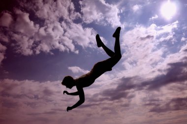 Gökyüzünde uçan bir kadın silueti. Ahiret, gizem ve rüya kavramı