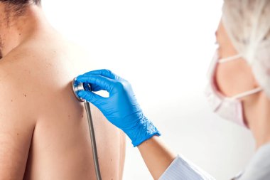 Elinde fonendoskop tutan mavi eldivenli bir doktor. İzole edilmiş. Halk, tıp ve sağlık hizmetleri kavramı