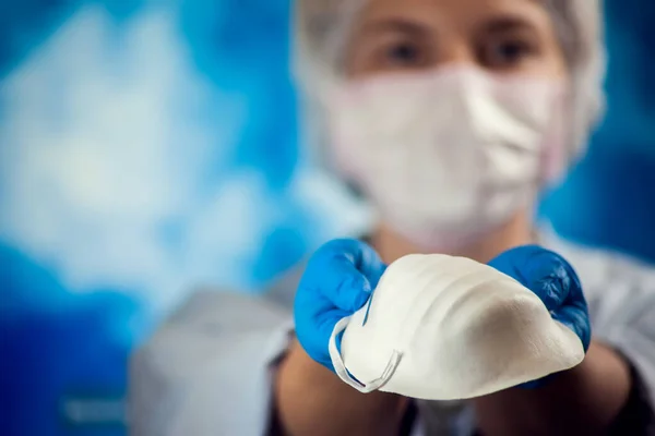 Eine Ärztin Hält Eine Medizinische Maske Der Hand Und Zeigt — Stockfoto