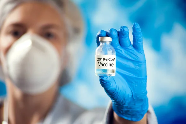 Orvosnő Orvosi Maszkban Kék Kesztyű Ampullával Koronavírus Vakcinával Coronavirus Járvány — Stock Fotó