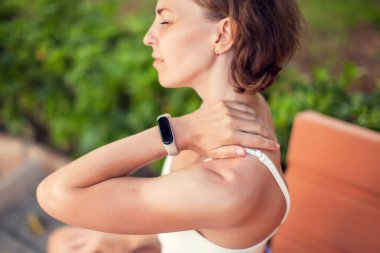 Boyun ağrısı. Kadın dışarıda boyun ya da omuz ağrısı çekiyor. Sağlık ve yaşam tarzı kavramı