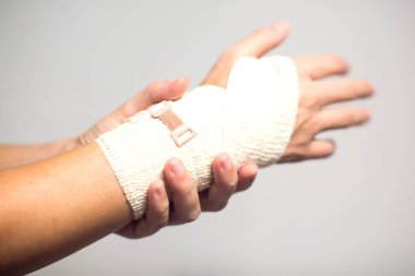 Elinde elastik bandaj var. Sağlık ve Tıp Konsepti