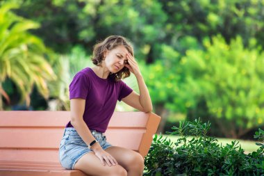 Sokakta başı ağrıyan bir kadın. Stresli kadın dışarıda.