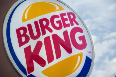 İspanya, Torrevieja, 7 Eylül 2021, Torrevieja şehrindeki Burger King 'in önünde imzala. Fast food restoranı..