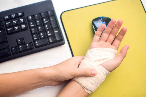 Ligadura Elástica Mão Trabalhando Com Mouse Computador Saúde Medicina Fechar — Fotografia de Stock