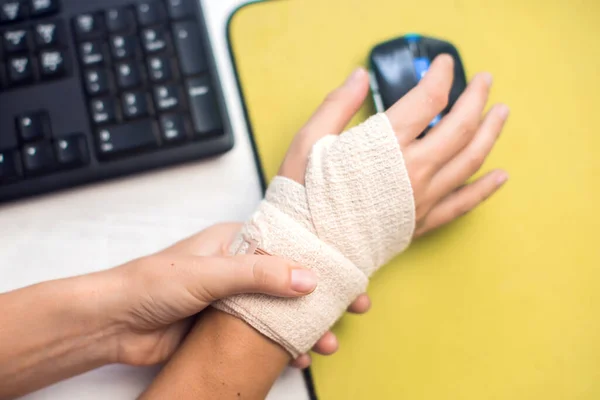 Elastischer Verband Der Hand Der Mit Der Computermaus Arbeitet Gesundheitswesen Stockbild