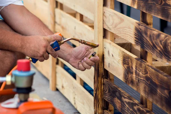 Holzbohlen Mit Gasbrenner Verbrennen Heimwerkerprozesse Tischlerei lizenzfreie Stockbilder