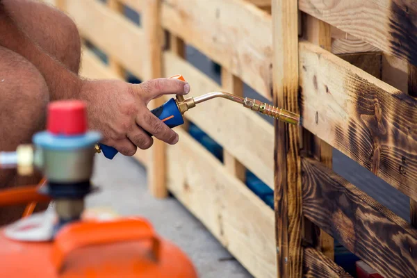 Holzbohlen Mit Gasbrenner Verbrennen Heimwerkerprozesse Tischlerei lizenzfreie Stockfotos