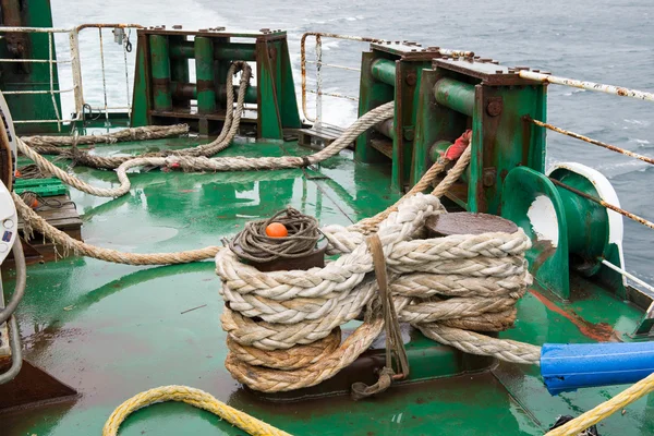 Schip touwen gevouwen op een schip — Stockfoto