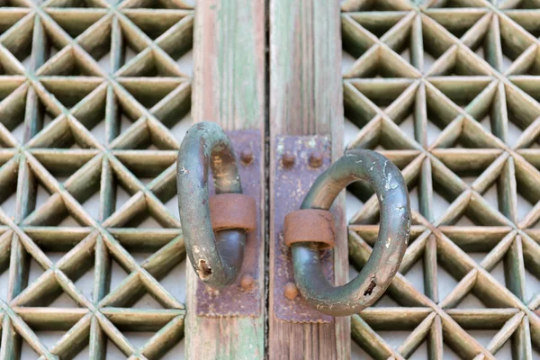 Détail d'une porte dans un temple bouddhiste — Photo