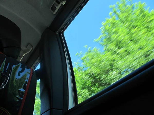 Kinderblick aus einem fahrenden Auto — Stockfoto