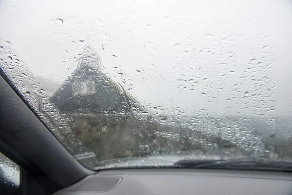 Uma janela de carro em chuva forte — Fotografia de Stock