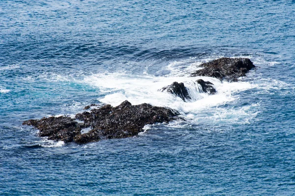 Rocas en un océano —  Fotos de Stock