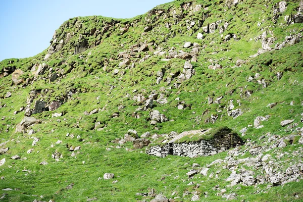 Dağda eski taş ev — Stok fotoğraf