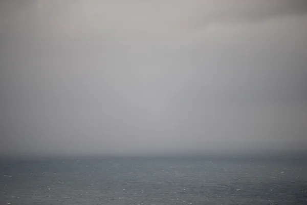 Fond océanique avec nuages de pluie — Photo