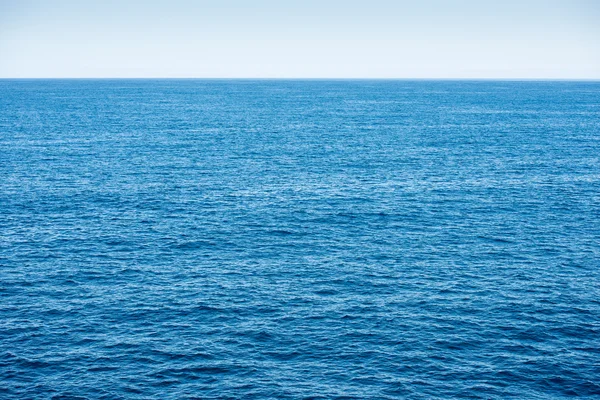 Fondo azul océano con cielo azul — Foto de Stock