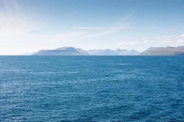 Paesaggio sulle Isole Faroe visto da una nave — Foto Stock