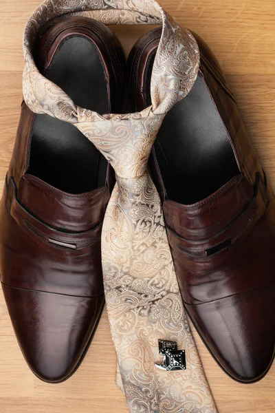 Classic mens shoes, tie, cufflinks on the wooden floor — Φωτογραφία Αρχείου