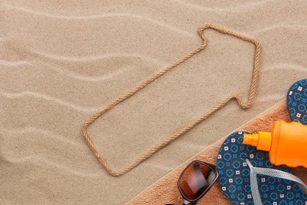 Pekare gjord av rep på sanden med plats för din text — Stockfoto