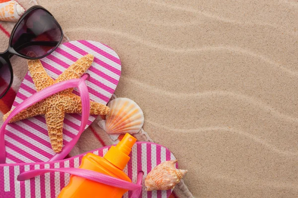 Пляжні аксесуари для пляжу лежать на піску Стокове Фото