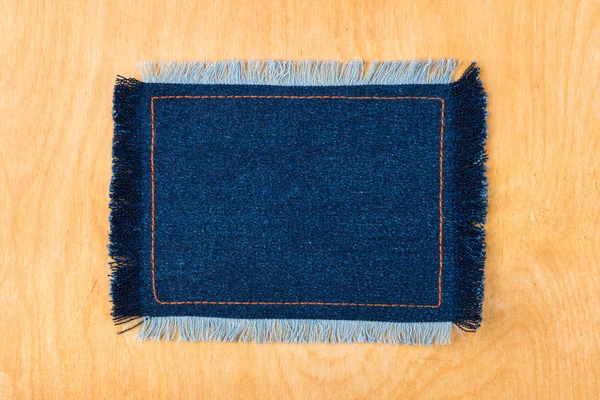 Рамка для текста из ткани синих джинсов со сшитыми линиями оранжевой нитки и окаймлённой — стоковое фото