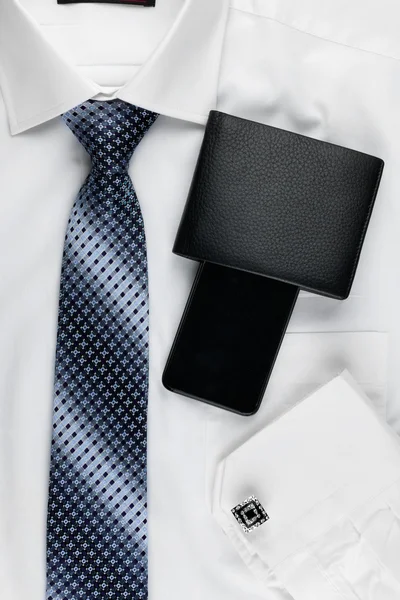 Klassisk stil mäns mode, slips, skjorta, telefon Stockbild