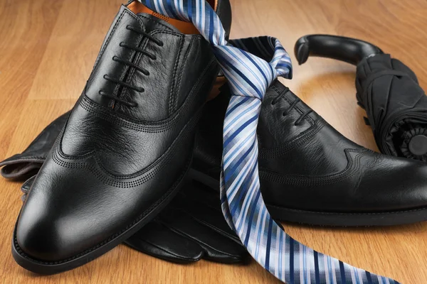 Homens clássicos sapatos, gravata, luvas, guarda-chuva em madeira — Fotografia de Stock