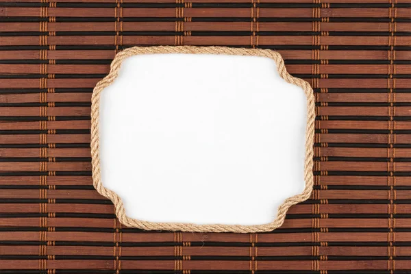 Seilrahmen auf einer Bambusmatte mit weißem Hintergrund für Ihren Text — Stockfoto